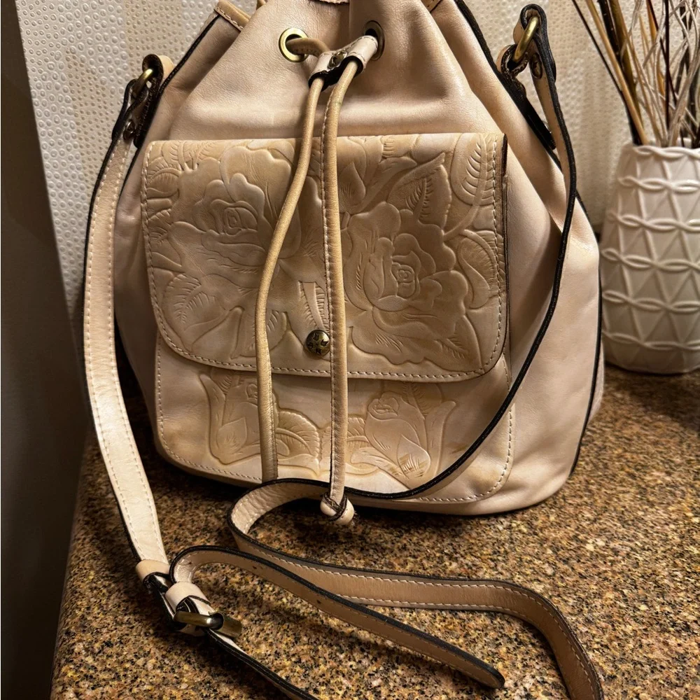 Patricia Nash Rose‎ Tooled Sabina Elegant Cream Leather Drawstring Bag